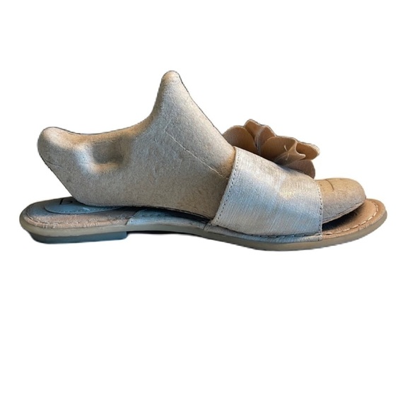 Sz8 BOC Tan wide strap flat sandals with a flower embellishment EUC - Picture 6 of 10